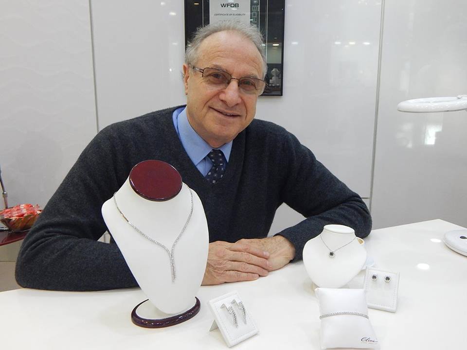 Алмазан чулууны шинжээч ноён Даниел Грузов үнэт эрдэнийг таних зөвлөгөө өгч эхэллээ